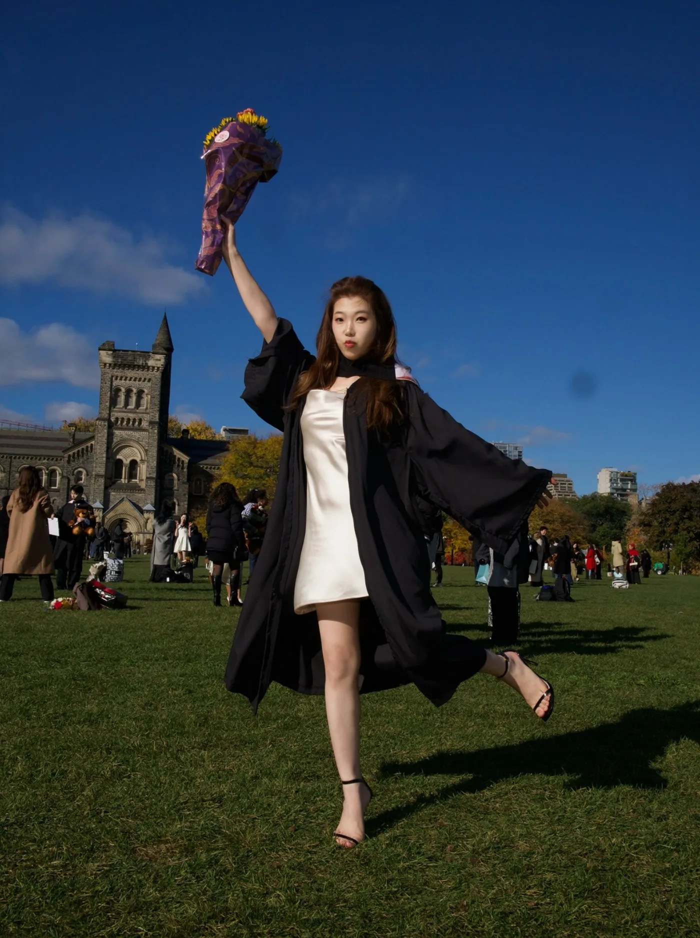 杨芯蕊举起花束的多伦多大学毕业照